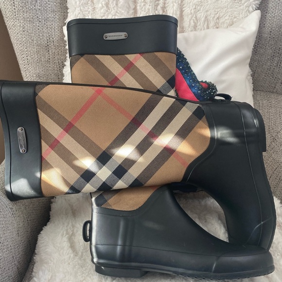 💯Authentic Barberry rain boots - Picture 2 of 4
